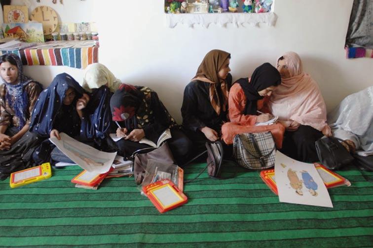 Ein Projekt Food for Education Ein Projekt in Afghanistan Die Ausbildung und die Unterstützung von Frauen sowohl in Entwicklungsländern als auch in Krisenund Kriegsgebieten sind in den letzten Jahren