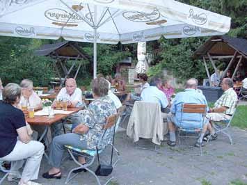 Pünktlich 18 Uhr holte uns der Bus wieder ab und wir fuhren gut gelaunt zurück nach Cunnersdorf. Im Garten der Bockmühle konnten wir uns Getränke und ein leckeres Abendbrot bestellen.