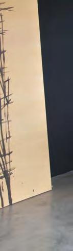 TOANO Leuchte, Gestell amerikanischer Nussbaum massiv geölt, Schirm weiße oder elfenbeinfarbige