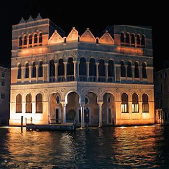 Venedig bei Nacht Wir bieten Ihnen die Möglichkeit, des besonderen Reiz der Stadt in der Abenddämmerung und am Abend zu erleben. Busfahrt bis Venedig, P.le Tronchetto.