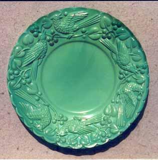 Abb. 2006-3/287 opak-jade-farbenes Pressglas, D 16,2 cm, gebogter