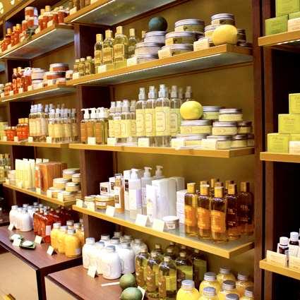 We only select the highest quality plants, butters, flower extracts and essential oils which faithfully reflect the beauty of Attirance products.