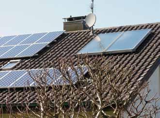Flachkollektoren lassen sich komplett in der Dachhaut versenken und sind vor Witterungseinflüssen geschützt. Derartige Anlagen liefern einen rund 3 bis 6 % höheren jährlichen Solarertrag.