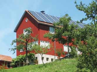 13 Empfehlung 2 Kollektorfelder zusammenfassen Solarkollektoren und Photovoltaik-Module sind am besten als zusammenhängende, rechteckige Fläche in die Dach fläche oder Fassade zu integrieren.