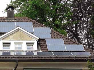 Solaranlagen werden deswegen am besten rechteckig in die Dach- oder Fassadenflächen gesetzt. Abtreppungen und ausgebissene Formen um Dachflächenfenster oder Kamine sind zu vermeiden.