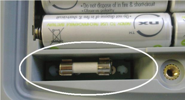 Entsorgung von Batterien Das Symbol einer durchgestrichenen Abfalltonne auf Rädern ist eine Erinnerung daran, dass Batterien/Akkus am Ende ihrer Lebensdauer nicht im Hausmüll entsorgt werden dürfen.