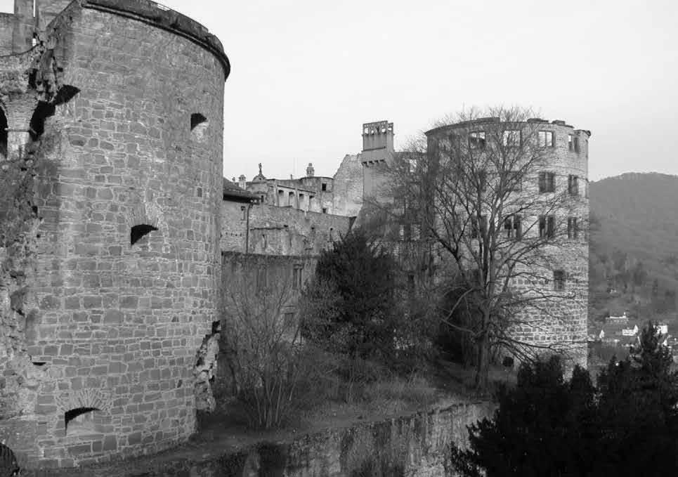 17. Jahrhundert. Sie umstehen den Schlosshof, der in seinem Umfang bereits auf die Gründungsanlage des Mittelalters zurückgeht.