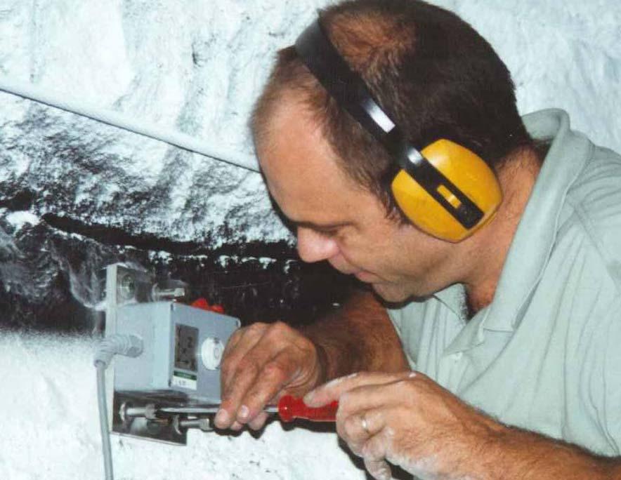 Installation Aufstellung Geofone - Da bei Sprengungen in der Regel hochfrequente Erschütterungen auftreten, müssen Geofone in der Regel fest mit dem Untergrund verbunden werden.