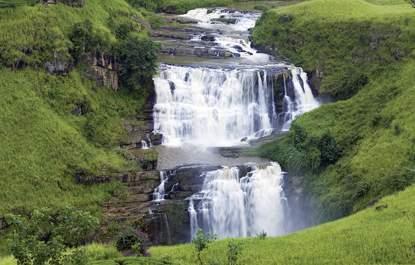 Zahntempel Wasserfall Nuwara Eliya den vielen Teepflückern bei der anstrengenden Arbeit zusehen.