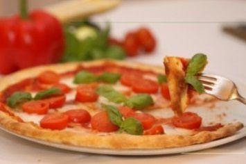 Neuheit: Pizzabrot-antipasti novitá: antipasti di focaccia PIZZABROT BRUSCHETTA-GEMÜSE Pizzabrot mit Knoblauch, Bruschettasauce und leicht pikanter Gemüsesauce focaccia d aglio con salsa di