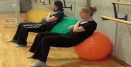 Einführende Kraftübungen Übung 1 "Führe Sit-ups auf dem Gymnastikball aus.