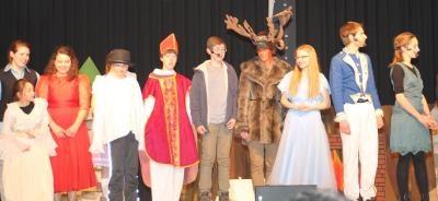 Auf der Suche nach Elsa begegnen die drei dem lustigen Schneemann Olaf, herausragend auf die Bühne gebracht von der 9-jährigen Jana Pongs.