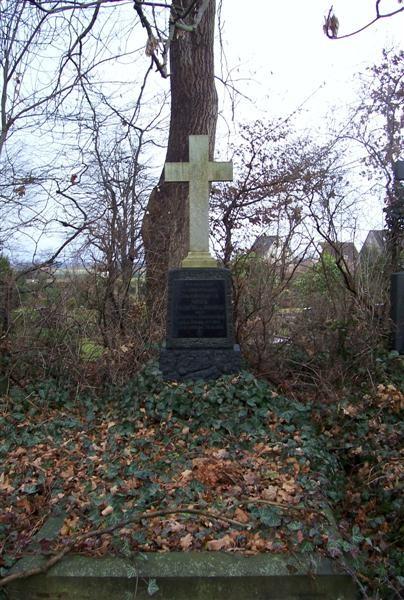 Rössing auf dem Friedhof von Rössing und Ausschnitt seiner Grabplatte Als später die Otavi-Bahn gebaut wurde, hat man wiederum eine Station, in unmittelbarer Nähe der Station Rössing der Staatsbahn,