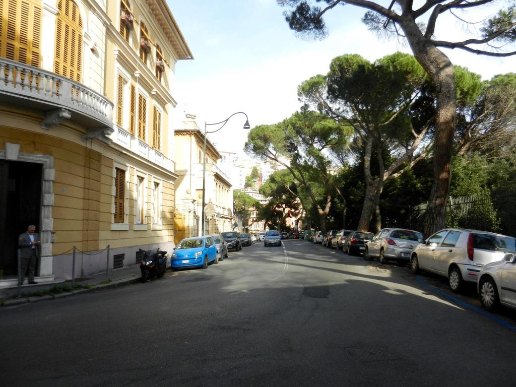 Typisches Straßenbild in Castelletto, am Berg