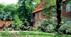 Zwischen altem Baumbestand liegt das 500 Jahre alte, ehemals erzbischöfliche»feste Haus Hagen«mit der angrenzenden Remise auf einem kleinen Hügel, umgeben