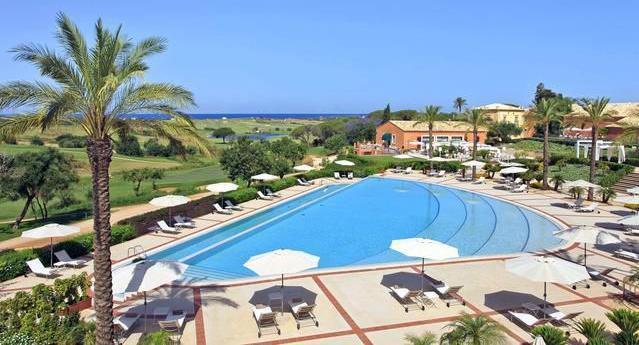 Donnafugata Golf Resort & SPA 5* Umgeben von unberührten Stränden und weitläufigen Naturschutzgebieten erstreckt sich das 500 ha große Anwesen des erstklassigen Resorts im Süden Siziliens, ganz in