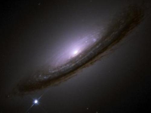 A) Supernovae Quellen kosmischer Strahlung Supernova = explodierender Stern NGC 4526 Schockwelle kann beschleunigen;