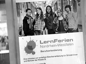 Lernferien NRW 2009 am Möhnesee Als Herr Ameling im letzten Schuljahr in die damaligen Klassen 8 und 9 kam, um uns für die Lernferien zu begeistern, wussten wir absolut nicht, was uns erwartet.