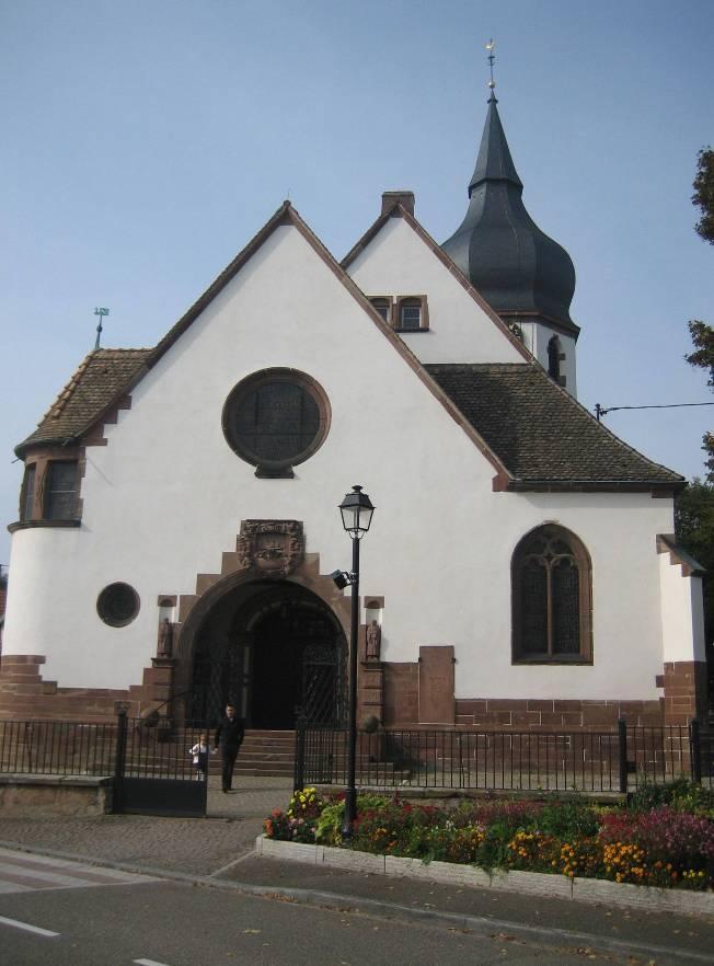 Die evangelische Kirche vom Eingang aus gesehen.