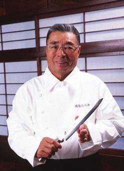 Zusammenarbeit mit einem Iron Chef Profis und Hobbyköche lernen den Wert der scharfen japanischen Messer für ihren westlichen Kochstil zu schätzen.