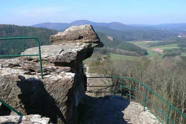 Blick vom höchsten Punkt der Ostseite nach Westen Nicht zu verwechseln mit der Burg Drachenfels bei Königswinter (Nordrhein- Westfalen), befindet sich der Pfälzer Drachenfels auf einem in