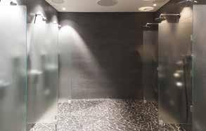 Hotelbad mit Wanne oder Duschnutzung und planmäßig genutztem Bodenablauf im Duschbereich 3