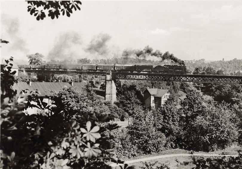 OBEN: Eine G 8.2 der DR überquert um 1958 mit einem Güterzug den Stadtviadukt in Weida (Strecke nach Mehlteuer).