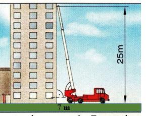 Den Satz des Pythagoras verwenden um Anwendungsaufgaben zu lösen Das Feuerwehrauto steht 7m von der Hauswand entfernt.