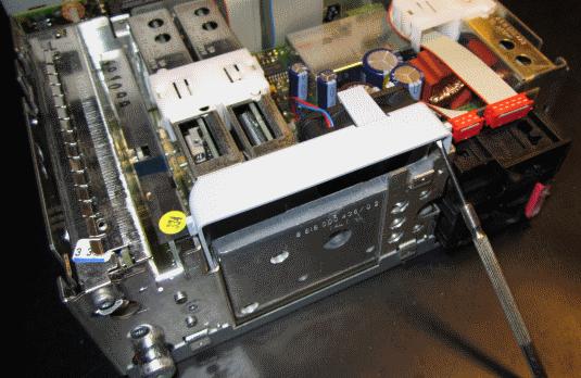 Der Lüfter im Rechner-Modul ist an ein graues Plastikgehäuse geklemmt und lässt sich sehr einfach demontieren.
