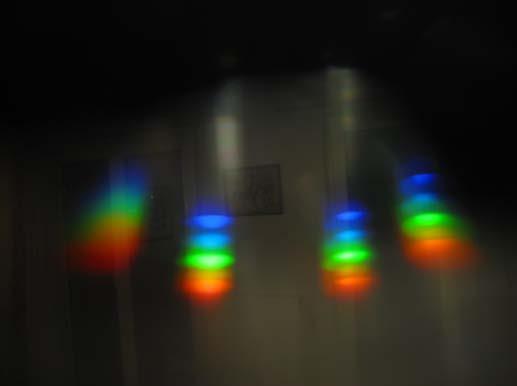 5. Erläuterungen zu den Spektren Die verschiedenen Lampen kann man in zwei Gruppen einteilen: kontinuierliches Spektrum: die Farben gehen direkt ineinander über.