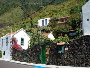El Sitio El Sitio liegt in den Weinbergen am Rande der Ortschaft Frontera im Norden der Insel, mit freiem Blick auf Berge, Meer und die Region El Golfo.
