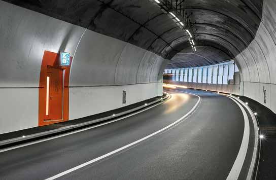 Insgesamt 100 Adaptionsleuchten und 150 Durchfahrtsleuchten des Schweizer Spezialisten für Tunnelbeleuchtung Rigamonti sorgen im Zusammenspiel mit den weißen, das Licht