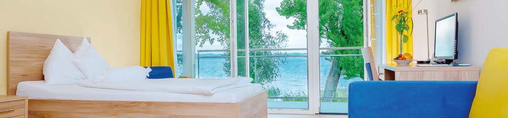 Hotelzimmer Wir bieten Ihnen helle, grosszügige Panoramazimmer mit weitem, freiem Blick auf die wunderschöne Natur; ob unvergleichliche Aussicht auf den See oder unser Wäldchen mit rauschendem Bach.