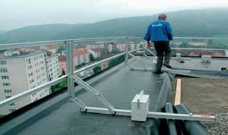 Sicherungsmöglichkeiten Umwehrungen (Geländer), Abgrenzungen, Abdeckungen im Bereich von Flachdächern Im Bereich von flachen Dächern (bis max.