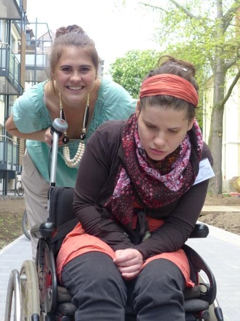 Seit November 2012 wohnen in IGLU Melanie Spähn stellt sich vor Ich bin 29 Jahre alt, kann nicht mehr sprechen. Ich bin auf einen Rollstuhl angewiesen.