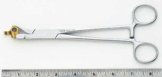 Primäroperation 6d. Kaudales Implantat einbringen 1. Laminahaken (Für den Aufbau Rippe-zu-Lendenwirbelplatte) Instrument 388.