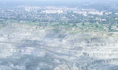 "Uralasbest" in der Stadt Asbest Die Ausdehnung des Tagebaus beträgt 11,5 Kilometer in