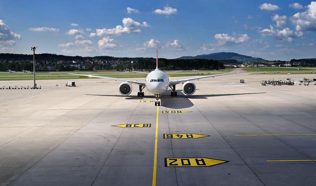 Die für über 300 Passagiere ausgerichtete Boeing 777 der Swiss rollt zum Standplatz am Gate B.