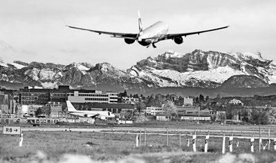 werden. Ein Airbus A321 der Swiss wird durch einen Schlepper von Swissport auf die Centerline des Vorfelds gestossen.