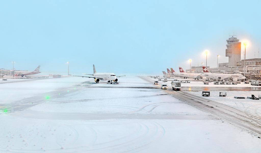 Bis zu 120 Gerätschaften stehen im Winter Tag und Nacht bereit, damit die Flugzeuge sicher den Weg von den Stand plätzen in die Luft finden.