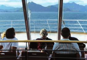 DAS LEBEN AN BORD An Bord unserer Schiffe genießen Sie in großen, komfortablen Lounges einen atemberaubenden Panoramablick, während Ihr Schiff ruhig und langsam durch einige der schönsten und