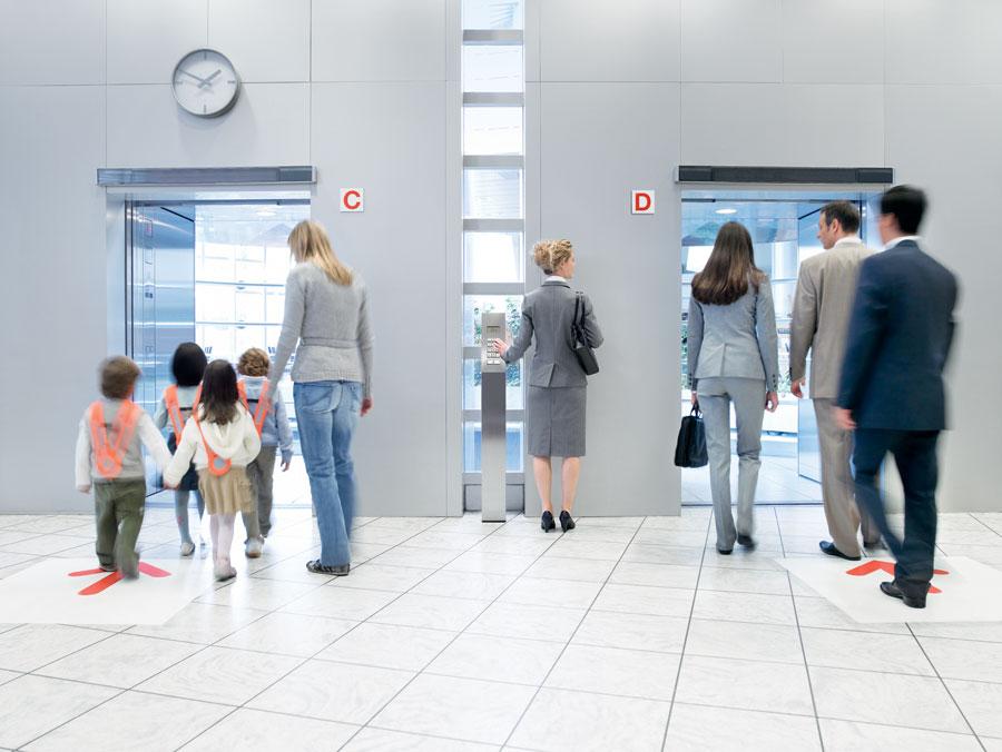 Verkehrsmanagement Aufzugssteuerungen sorgen dafür, dass Aufzüge passend auf den Transportbedarf reagieren, Türen zum richtigen Zeitpunkt öffnen und schließen, usw.