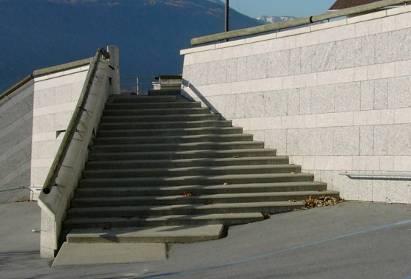 Wichtige lang gestreckte Treppenanlagen bei öffentlichen Fusswegen sind als Treppen mit den Stufen zu erheben.