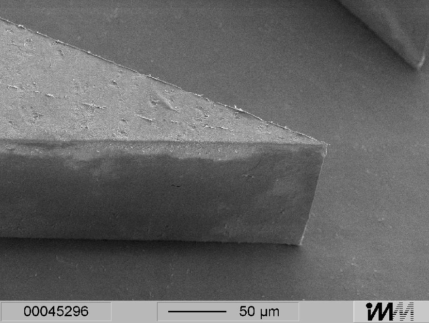 Keilstrukturen konnten mit der Induktionsheizung Radien von 2.5 µm bis zu einer Höhe von 150 µm exakt abgeformt werden (Bild 4.8). Keilradien von 0.