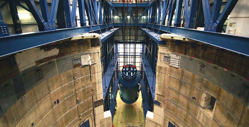 16 Herausschwenken des AVR-Reaktorbehälters in Jülich 4.