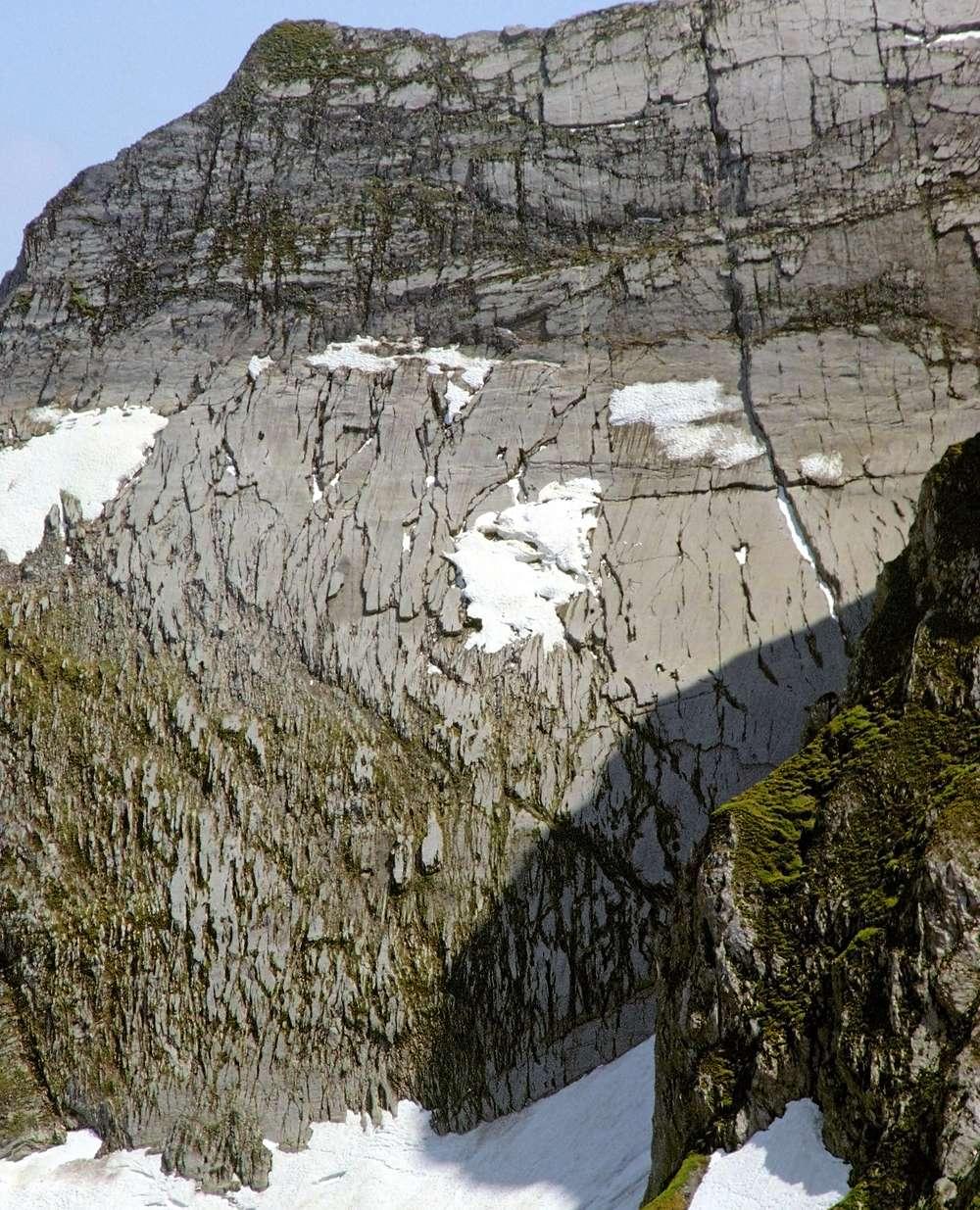 Am Nordgrat des Ortstocks (bei Braunwald GL) erkennen wir auf diesem Bild, wie das Kalkgestein systematisch zerfressen wird.