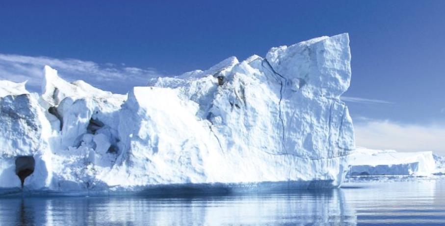 Durch ihr hohes Gewicht lösen sich Eismassen von den Gletschern.