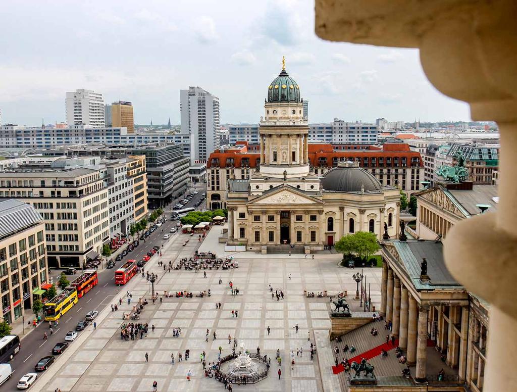 Blick auf die Historische Mitte Berlins: Der Gendarmenmarkt Der 1688 entstandene Platz gilt als der schönste und exklusivste Berlins.