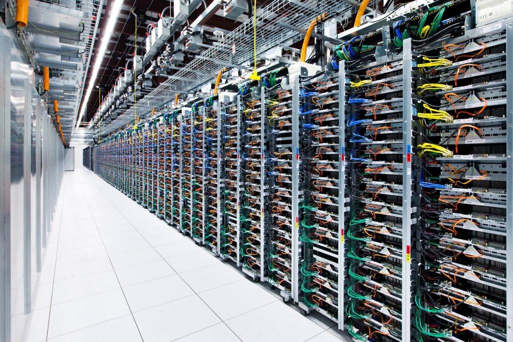 Bsp. Google Rechenzentrum Jedes Server-Rack verfügt über vier Switches, die durch verschiedenfarbige Kabel angeschlossen