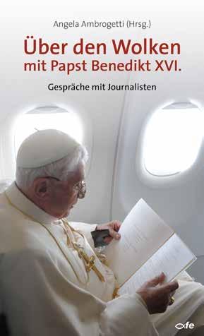 ihnen aus dem Stand heraus. Zum 90. Geburtstag von Papst em. Benedikt XVI. erscheinen erstmals alle seine fliegenden Interviews in deutscher Sprache in Buchform.